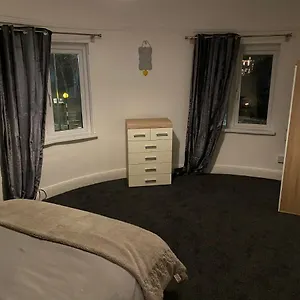 Apartment Spacious 2 Bed Apartment, Close To Village Shops, Cardiff